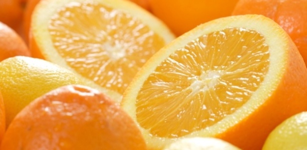 frutas-citricas-como-laranja-limao-morango-e-acerola-sao-excelentes-fontes-de-vitamina-c-elas-estabilizam-a-estrutura-do-colageno-pois-tem-funcao-de-estruturar-a-pele-1325361523359_615x300